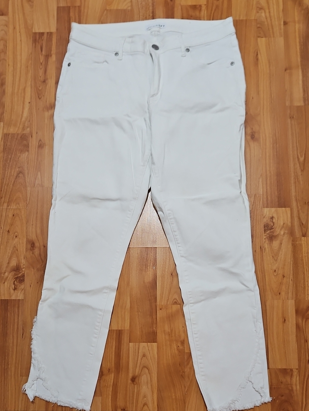 LOFT White Skinny Jeans with Frayed Hem- Curvy Fit